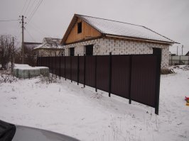 Ну, вот забор (чуть недоделанный, не успел). Весь цикл изготовления: сварка каркасов, покраска, сборка, бурение, бетонирование и т.д. сделан исключительно в одну харю. На заднем плане дом. Была минимальная помощь при заливке фундамента. Коробка одними руками. Стропильная система тоже. Помогли ребята с работы листы металлочерепицы наверх закинуть, остальное все в одного. Пока жив и здоровье расшатано не критически.