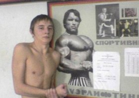 Парень просто не стой стороны руку держит... лошара:)