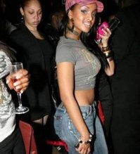 Сдается мне,тут завистью и не пахнет.Тетка на заднем плане,просто убитая в хламину