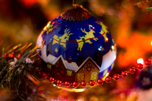 Ну и для настроения две фотки с игрушками.
Одну игрушку сделал сам (та что желтый символ года) а вторая подарок =)