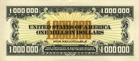 Банкнота / купюра 1000000 долларов США. Миллион долларов одной купюрой.

Купюра в 1000000 (миллион) долларов США была выпущена в 1988 году и имеет уровень защиты, сравнимый с денежными знаками Соединенных Штатов: специальная бумага, металлографская печать, микрошрифт, микроузоры, ультрафиолетовые метки и т.д. Но при этом является всего лишь сувениром, а не платежным средством!
Банкнота / купюра 1000000 долларов США: история появления
20 апреля 1987 года некто Тери Стюард (Tari Steward), предприниматель из Гонолулу (Гавайские острова), зарегистрировал Международную Ассоциацию Миллионеров (The International Association of Millionaires, IAM), которая объединила людей по всему миру, желающих обрести финансовую независимость, прежде всего, через изменение образа мыслей.
Официальное описание IAM:
A Worldwide Fellowship of People With a Positive Attitude Who are Motivated by Financial Freedom -
Всемирное братство людей с позитивным складом ума, стремящихся к финансовой свободе.
Официальный девиз IAM:
It's all in the state of mind -
Все есть состояние разума.
«Членским билетом» организации стала купюра в 1000000 долларов США.
Дизайн банкноты разработал сам Тери Стюард, художник по профессии, взяв за основу стиль реальной купюры в 10 000 долларов и золотистые цвета в качестве фона. Вместо портрета видного государственного деятеля Америки на аверс банкноты было помещено изображение Статуи свободы (The Statue of Liberty).
На реверсе указан номинал цифрами и прописью.
Фраза «This certificate is backed and secured only by confidence in the American Dream» означает «Этот сертификат обеспечен только верой в Американскую Мечту».
Печать купюры была заказана Американской банкнотной компании (American Bank Note Company, ABNC) - крупнейшей корпорации, выпускающей денежные билеты, ценные бумаги, бланки удостоверений личности и другую защищенную полиграфическую продукцию.
Объем эмиссии составил 825 800 банкнот и 700 неразрезанных листов. На целом листе формата 67,3 х 67,3 сантиметров с личной подписью Тери Стюарда, размещено 36 купюр по миллиону долларов, каждая из которых имеет индивидуальный серийный номер.
Все печатные формы были уничтожены сразу после выпуска, чтобы исключить повторные издания.
По мнению автора идеи, купюра в 1000000 долларов представляет собой произведение искусства и предмет коллекционирования, напоминающий о финансовом успехе его обладателя, символ американской мечты о богатстве и процветании.
Сколько стоит 1000000 (миллион) долларов одной купюрой?
В 1990 году организация миллионеров приступила к торговле новыми денежными сертификатами. Первоначальная стоимость листа составляла 200$ и увеличивалась по мере продажи каждого сотого, а затем десятого листа, превратив их в объект инвестирования. В результате, последние листы серии ушли по цене 9500$ за штуку.
В настоящее время IAM осуществляет вторичные перепродажи купюр в миллион долларов из частных коллекций. Также ассоциация предлагает банкноты, якобы, из резервных источников, делая основной упор в маркетинговой кампании на то, что каждый экземпляр может оказаться последним. Однако, известно, хотя IAM предпочитает это лишний раз не отмечать, что проводились дополнительные выпуски. Как бы то ни было, пока приобрести купюру в 1000000 долларов с сертификатом подлинности может любой желающий. Стоимость зависит от объема заказа (от 35$), действует система оптовых скидок.
В настоящее время наибольшая банкнота в обращении в США - 100 долларов. Кроме того, продолжают действовать купюры достоинством 500, 1 000, 5 000, 10 000, но они уже давно изымаются из оборота и практически не встречаются. Их бонистическая ценность выше номинала. Максимальная же банкнота в истории Соединенных Штатов - 100 000 долларов 1934-1935 годов выпуска - никогда не имела массового хождения и использовалась только для расчетов между крупными финансовыми структурами страны.
Впрочем, это не останавливает любителей авантюр. За 20 с лишним лет зарегистрированы неоднократные попытки размена купюры в 1000000 долларов США через банки и другие случаи подлога, в том числе на территории России.