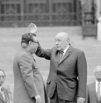 А ещё Ким Ир Сена запрещено было фотографировать справа от него из-за опухоли