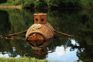 А как же....Первая русская подводная лодка
Первая русская подводная лодка появилась еще при Петре I в начале 18-го века. Проектировщиком подлодки был крестьянин Ефим Прокопьевич Никонов из села Покровское, работавший на верфи. В 1718 году он писал Петру I, что может соорудить “потаенное судно”, которое будет ходить под водой и заплывать под самое дно к вражеским  кораблям, а там уже можно разбивать дно корабля снарядом.