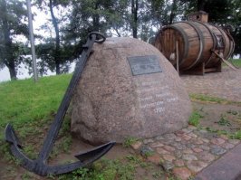 А как же....Первая русская подводная лодка
Первая русская подводная лодка появилась еще при Петре I в начале 18-го века. Проектировщиком подлодки был крестьянин Ефим Прокопьевич Никонов из села Покровское, работавший на верфи. В 1718 году он писал Петру I, что может соорудить “потаенное судно”, которое будет ходить под водой и заплывать под самое дно к вражеским  кораблям, а там уже можно разбивать дно корабля снарядом.