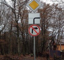 А тут, что автора не устроило? Знаки висят нормально, нет противоречия. Направо нельзя, но нужно будет при повороте налево пропускать машины справа.