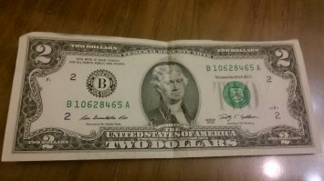 Та же фигня с 2 долларами, лежат в портмоне. На счастье)