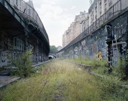 Класс.Да сюда маленькую "кукушку" пустить на маленькой скорости в виде экскурсии с комфортными вагонами типа "ресторан", и можно кучу денег срубить.Что-то французы такие тормозные.