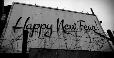 В центре Екатеринбурга елку украсили повешенными младенцами и животными