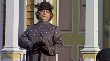 Эта, конечно, не абсолютно злодейка, но дамочка неприятная. Была. :-)