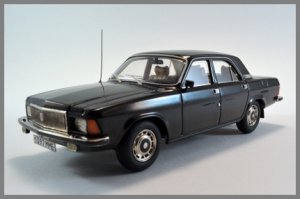 3102 (с длинным капотом и квадратными фарами) у соседнего дома стоит. На ходу. Не она, но точно такая же