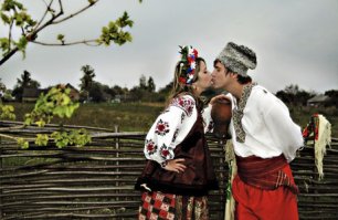 Украинский , кстати, не совсем народный костюм, а современный стилизованный под национальный. Народный немного другой.