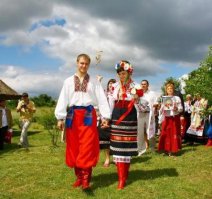 Украинский , кстати, не совсем народный костюм, а современный стилизованный под национальный. Народный немного другой.