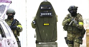 Особый почет и слава МЧС и Федеральным службам безопасности. Милиции полиции и непременно пожарным. Они все под одним крылом, но немного зная их работу скажу что НГ это просто масленица для всяких утырков. За последние 10 лет не было ни одного Нового Года когда парни из СОБРА или ОМОНА не выполняли тяжелые операции и если вы ничего не слышали, значит эти пацаны сработали хорошо. Каждый год в оперативном центре МЧС есть один два десятка операций и вызовов. Каждый год какие-то парни в форме не сидят с семьей, не пьют шампанское, а со штурмовыми щитами идут обезвреживать очередных упырей. И поднимая бокал после речи Президента подумайте и об этих простых парнях, которые сейчас не дома, и благодаря которым вы можете пить и жить этот день как захотите. Всех с наступающим.