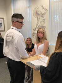 Если махнуть маму с дочкой местами, то как-то все логичней ;)