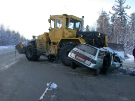 Примерно то-же, но в другом месте. В кадр не попал ж/д переезд, который чистил трактор. Водитель ВАЗ припарковался, и пошёл за чем-то к дежурному по переезду, а тракторист машину не заметил.