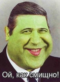 Мужчина истерически смеётся над соседом, который тестирует минибайк