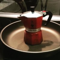 Тут надо термопастой( хладомазью ) намазать, чтобы тепло передачу увеличить !