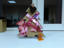 Эти люди решили, что "рубить ёлки - только для старушек хорошо", и украсили свой дом вот чем