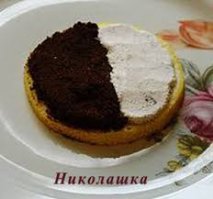 Когда-то, в одно из первых выпусков "Что-Где-Когда", подслушал рецепт, так называемого, "Николашки". Режется стандартно лимон, выкладывается на блюдце, и каждая долька посыпается на половину мелко молотым кофе и на половину сахарной пудрой(просто сахаром). Не встретил ни одного человека, кому бы не понравилось.