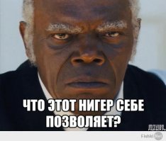 Мужчина истерически смеётся над соседом, который тестирует минибайк