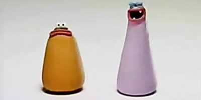 Мужчина истерически смеётся над соседом, который тестирует минибайк