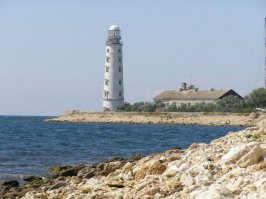 Добавлю тут маяк из своего города.

Севастополь. Херсонесский маяк.
Координаты: 44°34′59″ с. ш. 33°22′43″ в. д.﻿ / ﻿44.58306° с. ш. 33.37861° в. д.﻿ / 44.58306; 33.37861. 
Действующий маяк.