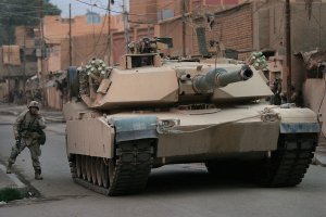 Не так всё просто. Рация завязана на отделение-взвод-роту. Настраивать частоты, и занимаься прочей ерундой в бою, никто не будет. С приданной техникой общаются по телефону на корме. Причём этой фиче в обед сто лет, но не для наших танков. Осознали пользу только к "Армате". На ней есть.