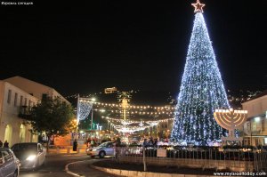 А вот так выглядела елка в Хайфе - Израиль. 
На фоне ночных Бахайских садов. Там была целая новогодняя улица.