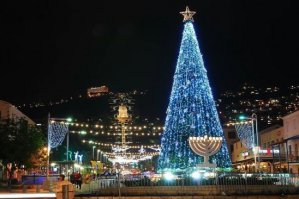 А вот так выглядела елка в Хайфе - Израиль. 
На фоне ночных Бахайских садов. Там была целая новогодняя улица.