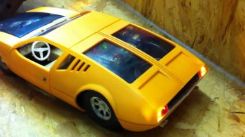Это ГДРовский De Tomaso Mangusta (производитель PIKO).
У меня были Alfa Romeo Alfetta Spider и Ferrari 312 PB.
Классные игрушки, особенно, если в место одной батарейки присобачил аж три штуки.
Только моторчик сразу стал короткоиграющим.