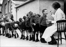 Однозначно не у нас, скорее всего - англия.
Сужу по одежде ребят. Наверное форма учреждения образования.