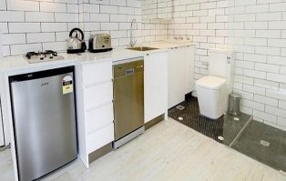 Ха, еще очень даже ничего, вот к примеру мега хата в Сиднее, с санузлов на кухне.