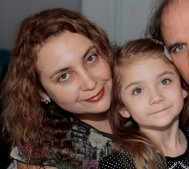 В данном случае Вы абсолютно правы, причем, судя по лицу мамы, девочке придется ху@рить эту мазню до потери спроса (пардон за мой французский).