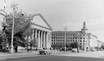Эта старые фотки Воронежа, на фото башня с часами, которая расположена на площади Ленина. Обратите внимание на схожесть с первой фотографией г. Владимира.
