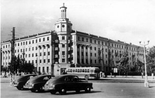Эта старые фотки Воронежа, на фото башня с часами, которая расположена на площади Ленина. Обратите внимание на схожесть с первой фотографией г. Владимира.