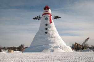 Снеговик очень впечатлил! Интересно, как долго он продержался и сколько улиц подтопил, когда начал таять :) Спасибо за подборочку, праздник продолжается!