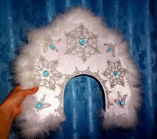 Идея ,конечно интересная...но напомнило как мне мама на утренник в ДС корону Снегурочки делала,помню специально бились ёлочные шарики и блестящими осколочками украшались снежинки на короне...
P.S фото для примера,не моё:)