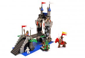 lego 6078 , до сих пор помню как своеобразно пахнет этот пластик )