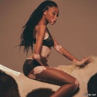 С пигментными пятнами.