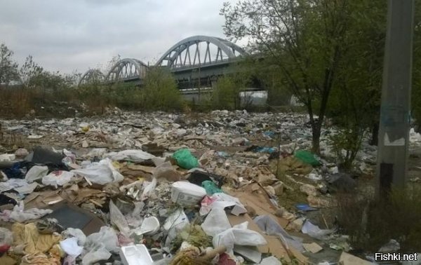 Можно сколько угодно обвинять США в количестве мусора, но.... вот так выглядит закрытая свалка в США:


А вот так выглядит парковая зона в одном древнем и очень зеленом городе: