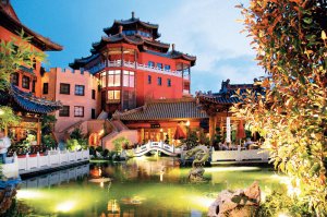 От себя добавлю, то где был не однократно и остался доволен.

1) Fantasialand
Адрес : Berggeiststraße 31-41, 50321 Brühl, Duitslan
Лучшее место для подростков 
9/10
У парка есть два отеля: японский и африканский. Берите африканский-он в разы лучше по всем пораметрам