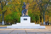 А вот на этом месте невольно получился архитектурный прикол:

С одной стороны площади, напротив входа в парк Липки стоит памятник Ленину, а на самом входе поставили памятник Андрею Рублеву. И получилось, как будто Рублев сидит и рисует Ленина с натуры:)