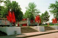 А вот на этом месте невольно получился архитектурный прикол:

С одной стороны площади, напротив входа в парк Липки стоит памятник Ленину, а на самом входе поставили памятник Андрею Рублеву. И получилось, как будто Рублев сидит и рисует Ленина с натуры:)