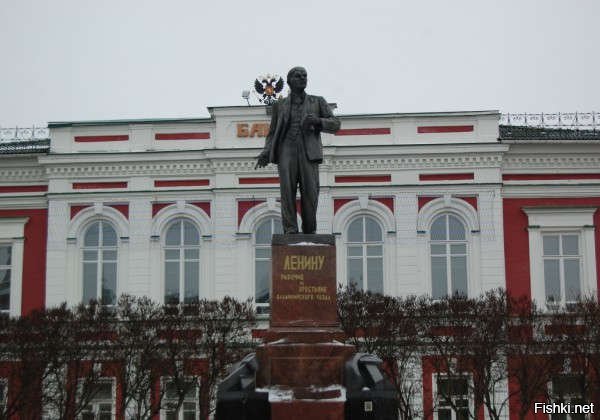 А вот на этом месте невольно получился архитектурный прикол:

С одной стороны площади, напротив входа в парк Липки стоит памятник Ленину, а на самом входе поставили памятник Андрею Рублеву. И получилось, как будто Рублев сидит и рисует Ленина с натуры:)