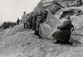 3 января 1943 года. Сталинград. Вручение Гвардейского знамени 39-й гвардейской дивизии.