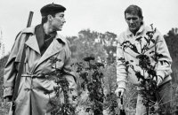 Кто-то один раз запустил эту ошибку (да, фильм Балаяна "Поцелуй" с Абдуловым и Янковским существует, но это ДРУГОЙ фильм!), а остальные просто копируют, не задумываясь.

Сравните это фото с кадром из фильма "Храни меня, мой талисман":