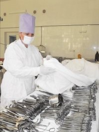 Это гемостатический(кровоостанавливающий) зажим( "москит"), а не ножницы. Во время операции  их количество может исчисляться десятками. В обязанности операционной медсестры входит ух учет ДО И ПОСЛЕ операции, (так же как и количество перевязочного материала(салфеток, марлев. шариков и тд.). Тоже--ДО И ПОСЛЕ  операции .. :)