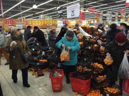 Однажды в ашане проходил мимо барышни которая лезла за подсолнечным маслом и достала его почти как Георгий Вицин в "Операция Ы" горшок. Я заметил ей что апельсины не в этом отделе, но похоже она юмора не поняла.