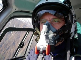 "Дельсаль взлетел из базового лагеря Лукла (2866 метров) 14 мая 2005 года и в 7 часов 8 минут утра приземлился на высоте 8848 метров."
"Дидье, вы приземлялись на вершине дважды. Почему не хватило одного приземления?

Я сделал это дважды, чтобы убедиться в том, что это закономерность, а не случайность. Чтобы получить «зачёт», нужно касаться земли не менее 120 секунд. В первый день я приземлился на 230 секунд, во второй — на 240."
"Сам вертолёт (в смысле, этой модели, а не тот самый) был разработан в начале 70-х и совершил первый полёт 27 июня 1974, впоследствии пережил ряд модернизаций и усовершенствований.

Дельсаль использовал модификацию AS350 B3 — высокопроизводительную, оснащённую двигателем Arriel 2B и электронной системой управления. Именно эту модификацию рекламировала компания Eurocopter."

А вот Непалу подобные вещи не нравятся. И, кстати, не думайте, что провести на полюсе чемпионат, это такое простое занятие. Законов природы никто не отменял и полеты с посадками в Арктике далеко не такое простое и безопасное занятие, как вы себе представляете.)))