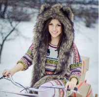 А я уже года три вот в такой гоняю. Отличная штука. В нашем климате самое то. Ну и плюс еще шарф встроенный.